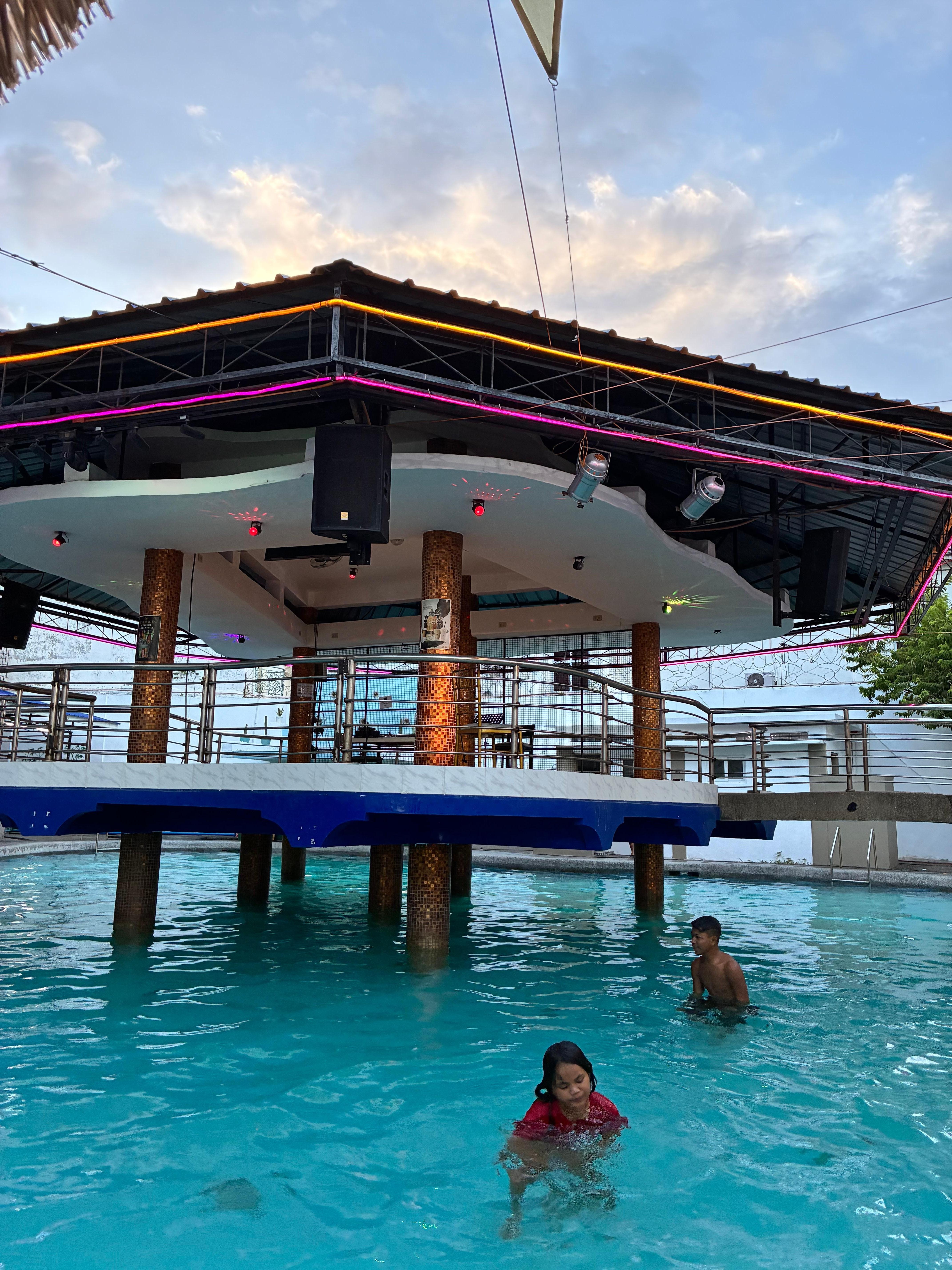 A picture of the pool and our kids playing before the buffet was served. 