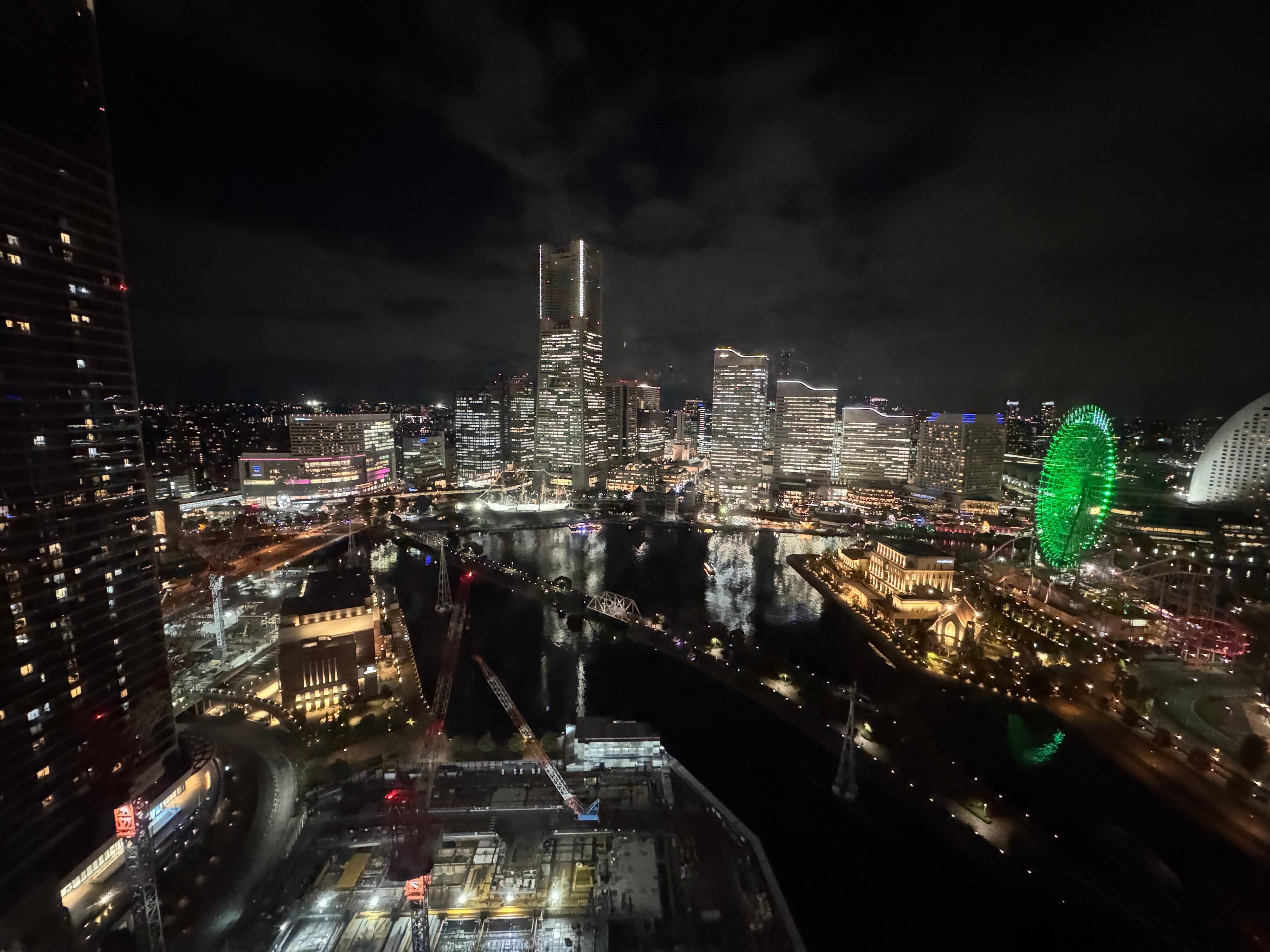 手間に建設中のマンションができるまでの景色ですがみなとみらいが一望できました