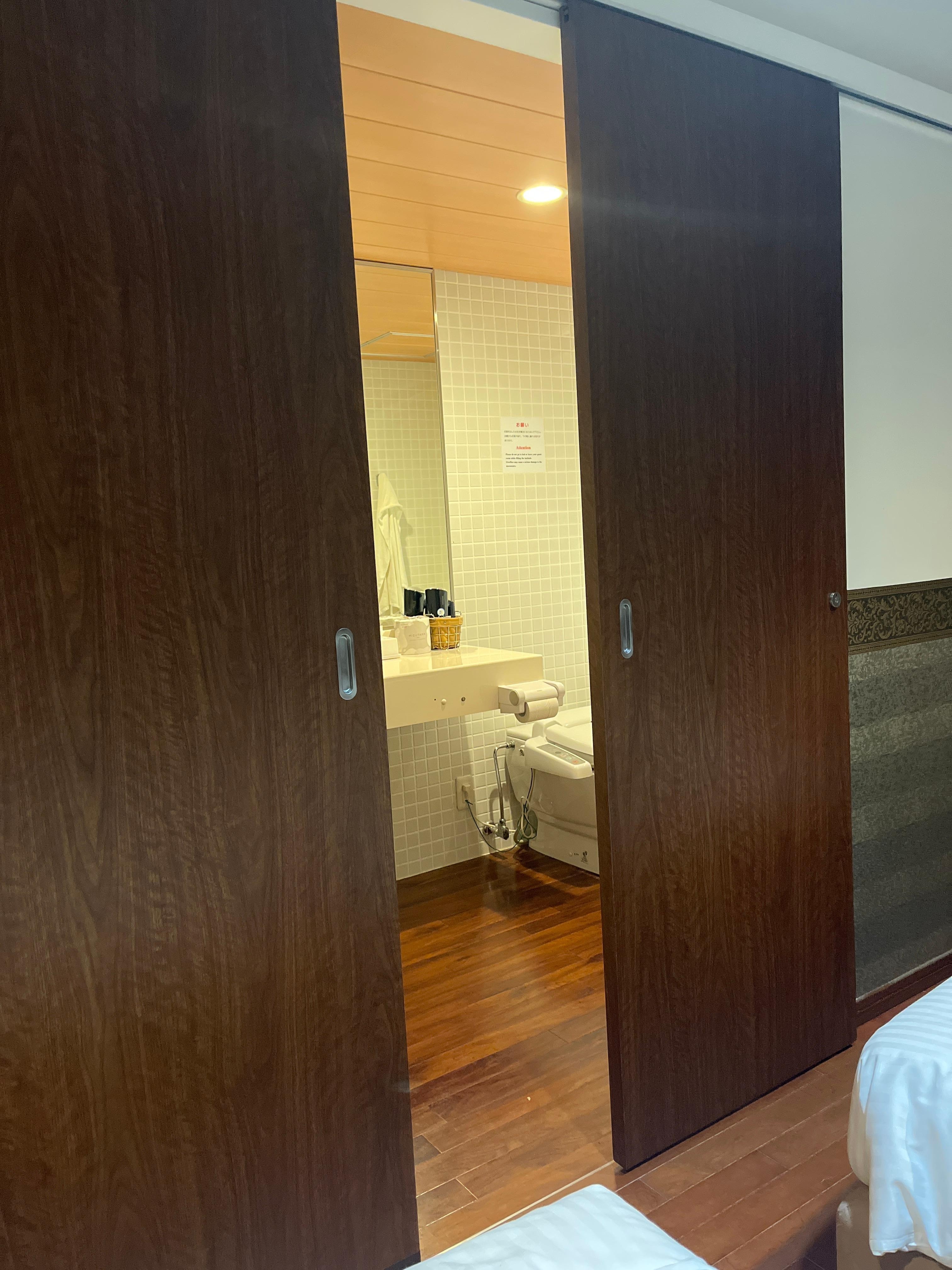 バスルームのドア