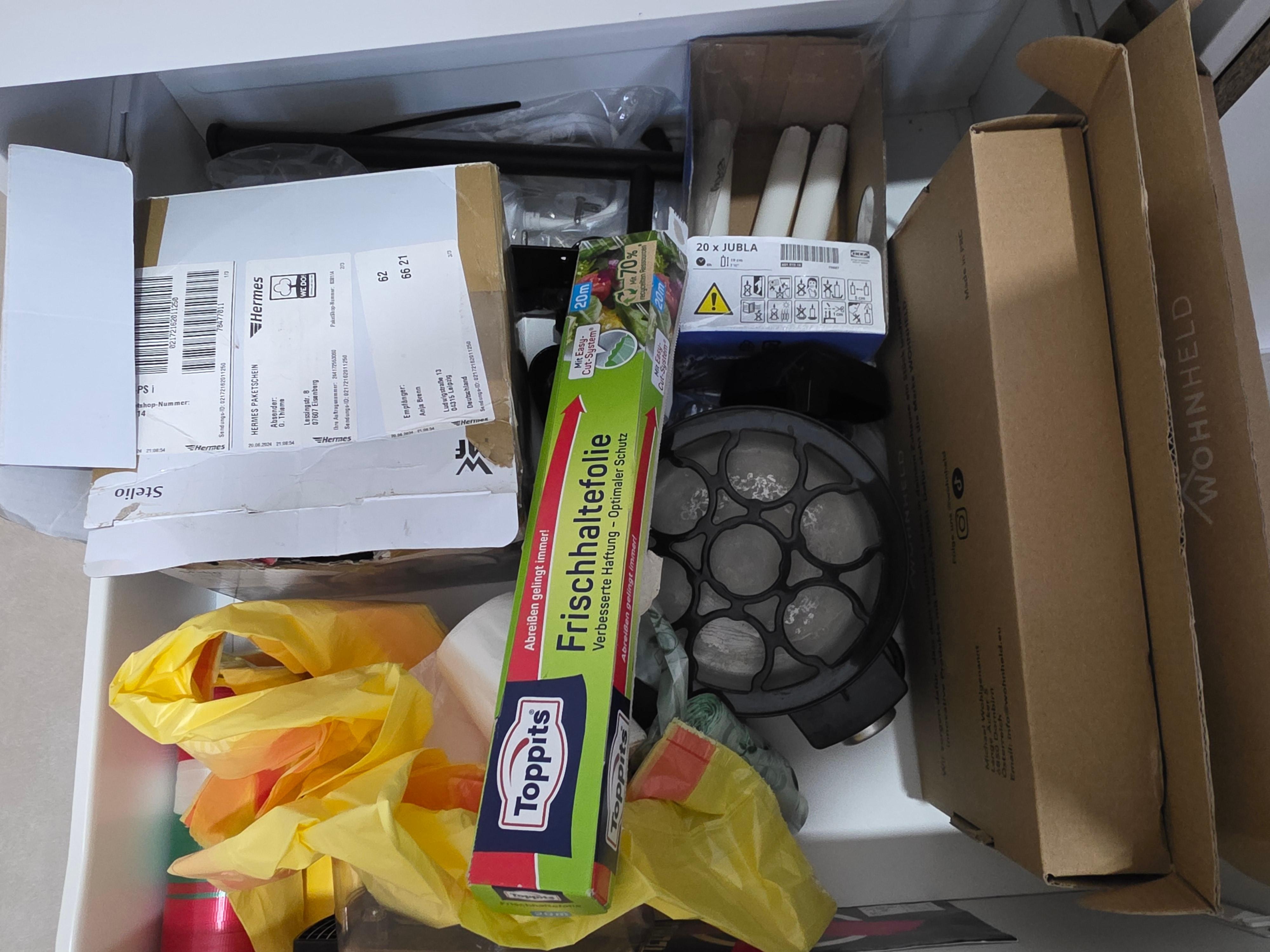 Zugemüllte Schubladen mit defekten Geräten