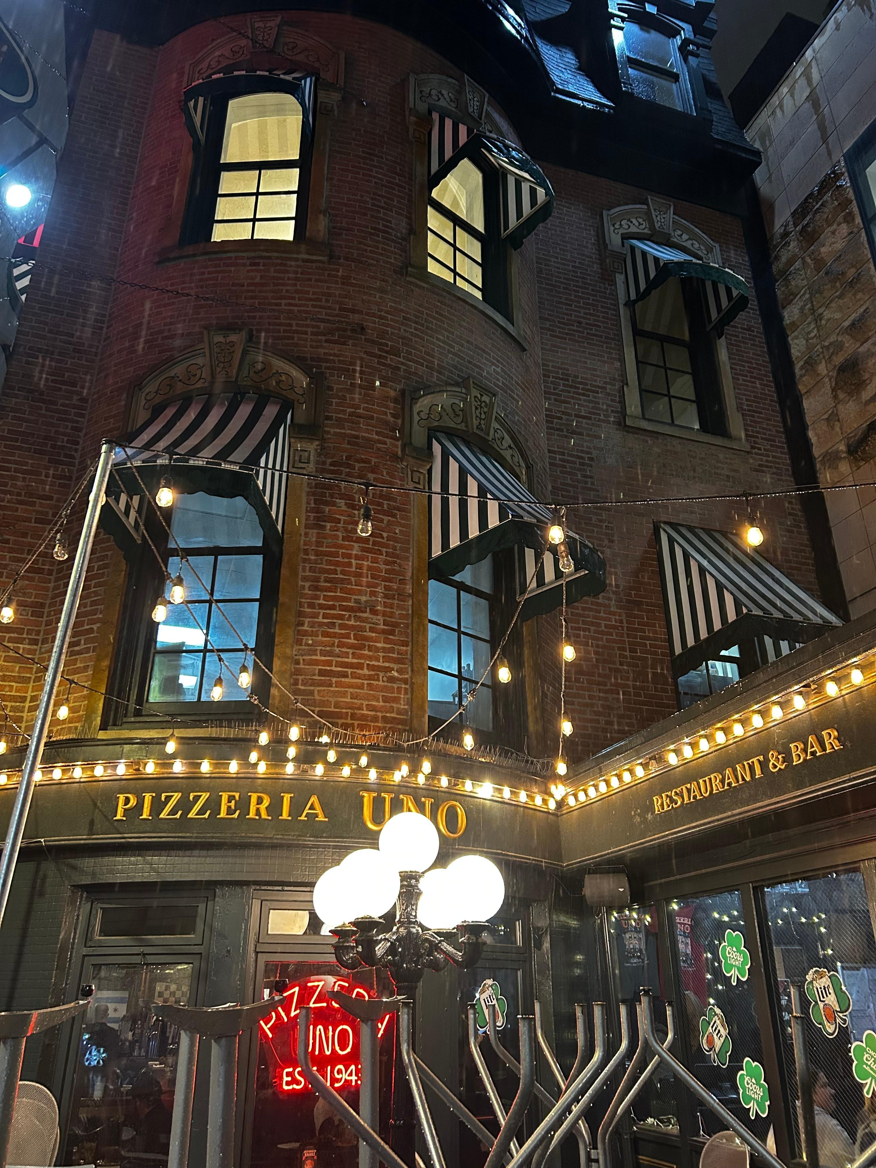 5 min away from Pizzaria Uno