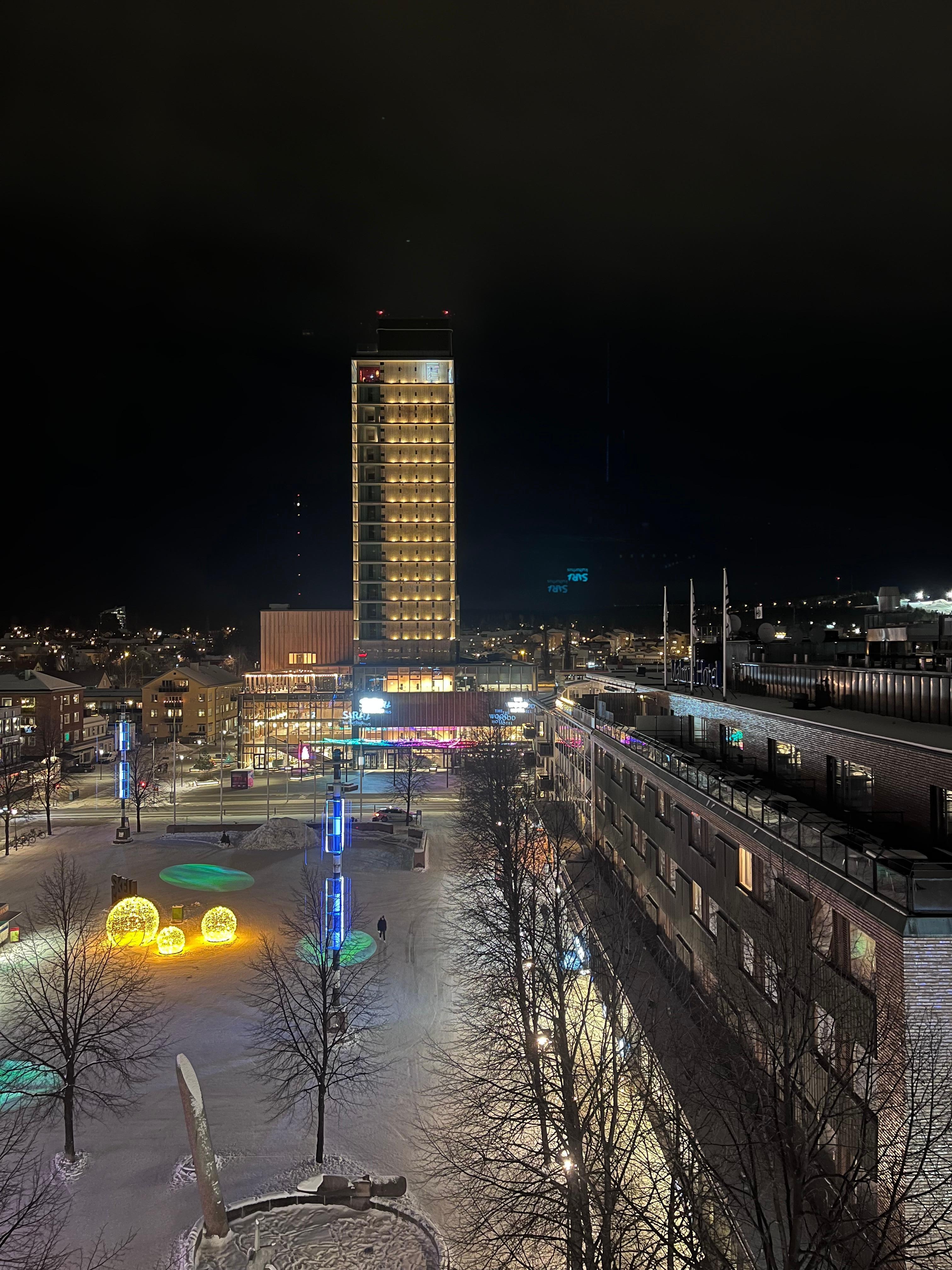 Vy från rummet mot Guldtorget och Sara Kulturhus.