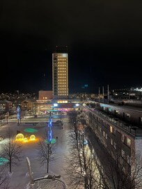 Vy från rummet mot Guldtorget och Sara Kulturhus.
