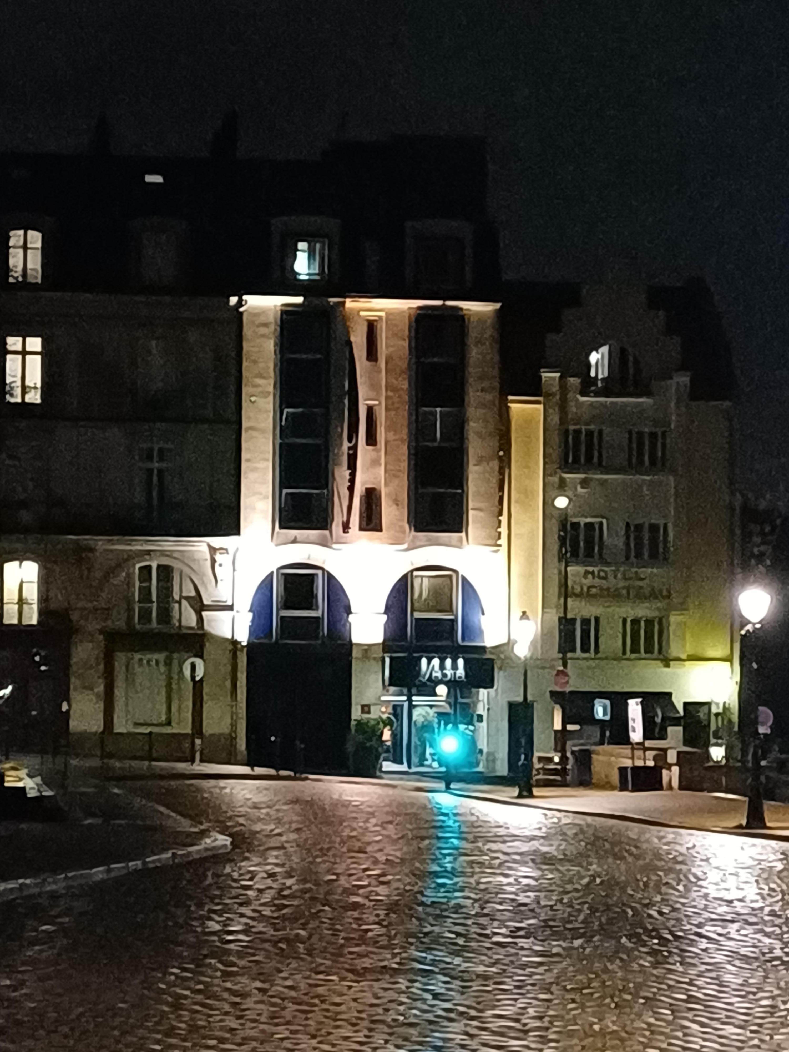 Evening walk back to the hotel, right beside Le Chateau des Ducs de Bretagne, after dinner at one of several very good places nearby.