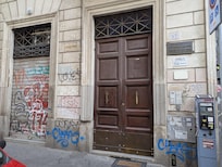 Main entrance is always locked for an obvious reason. We messaged the owner multiple times before / after arriving. Waited outside for a long while until someone coming out so we could sneak in. Searched the unit until we found it on the 4th floor.
