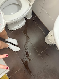 Rinnsal mit Abwässern der Toilette