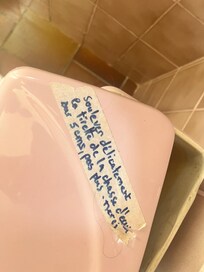 Dit stond er bij binnenkomt op het toilet geschreven.