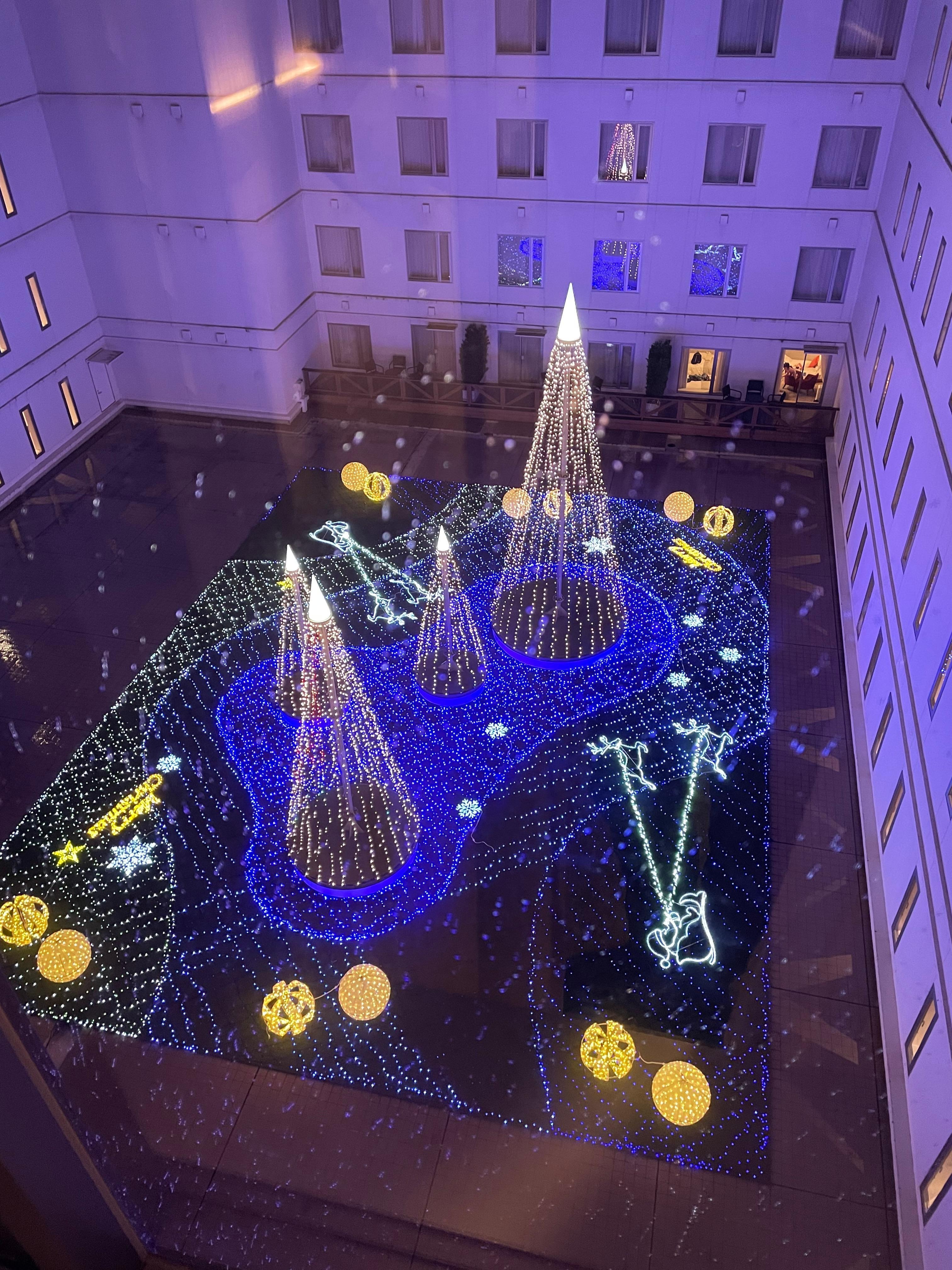 7階の窓から見えるイルミネーションです。クリスマス気分が一層高まりました。