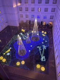 7階の窓から見えるイルミネーションです。クリスマス気分が一層高まりました。