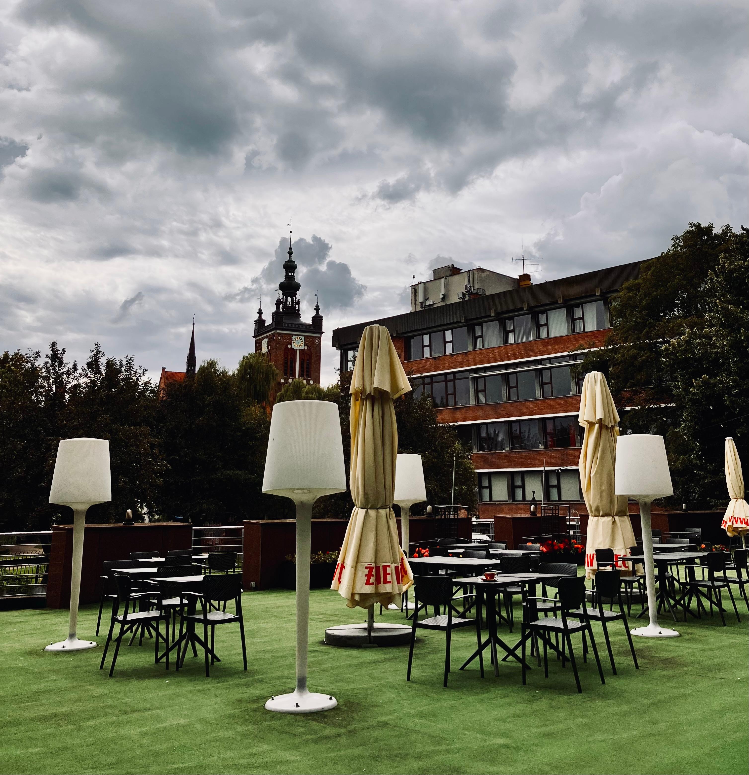 Fin terasse hvor vi nyter morgenkaffen og soloppgangen. 