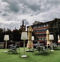 Fin terasse hvor vi nyter morgenkaffen og soloppgangen.