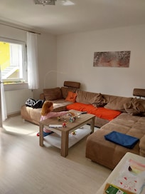 Das gerÀumige Wohnzimmer mit TV