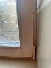 Fenster im Bad. Sichtschutz löst sich ab. Man sieht das Alter in den Ecken