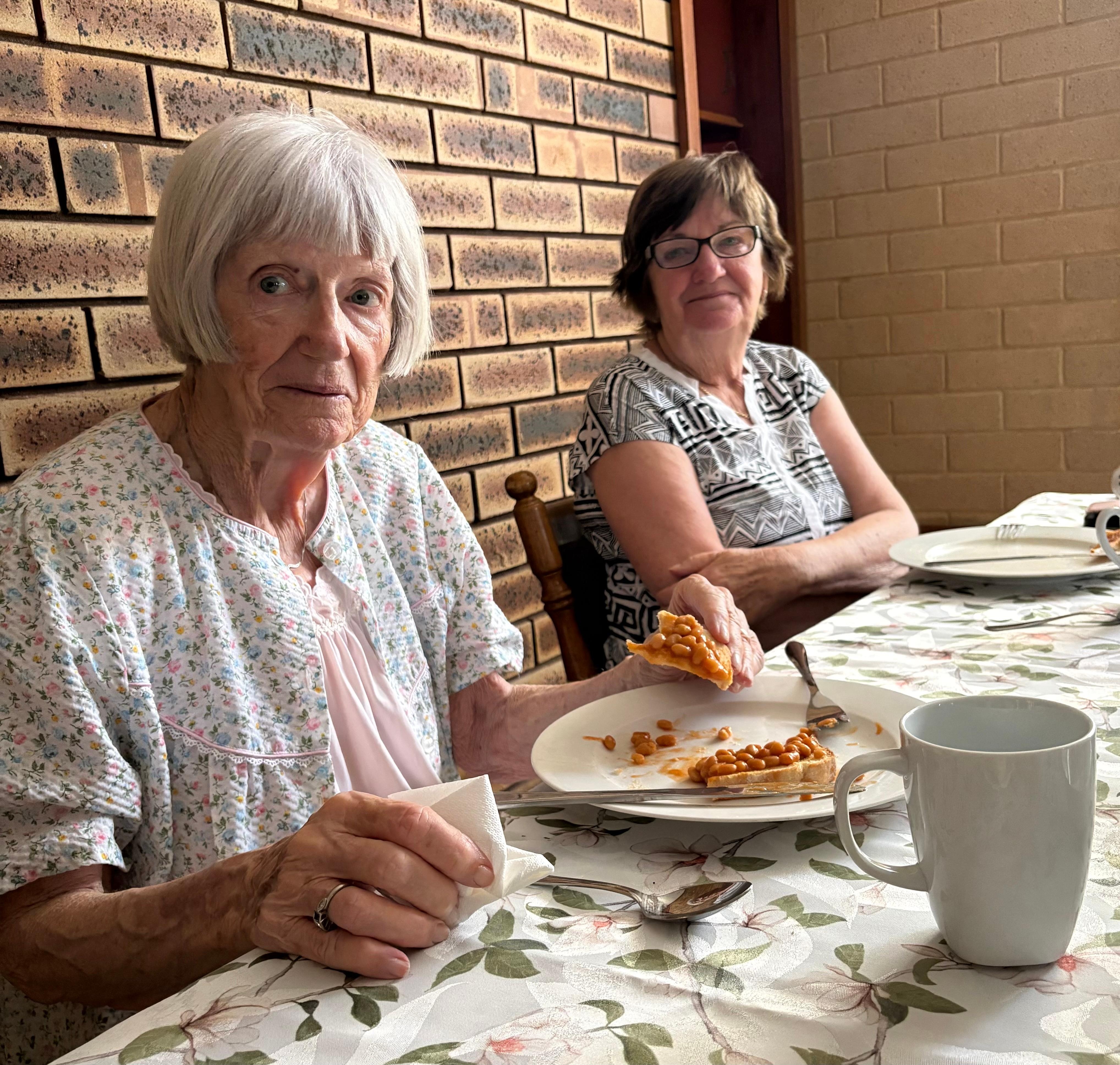 Lovely dining area, lots of kitchen equipment, cutlery, cups and glasses. 
