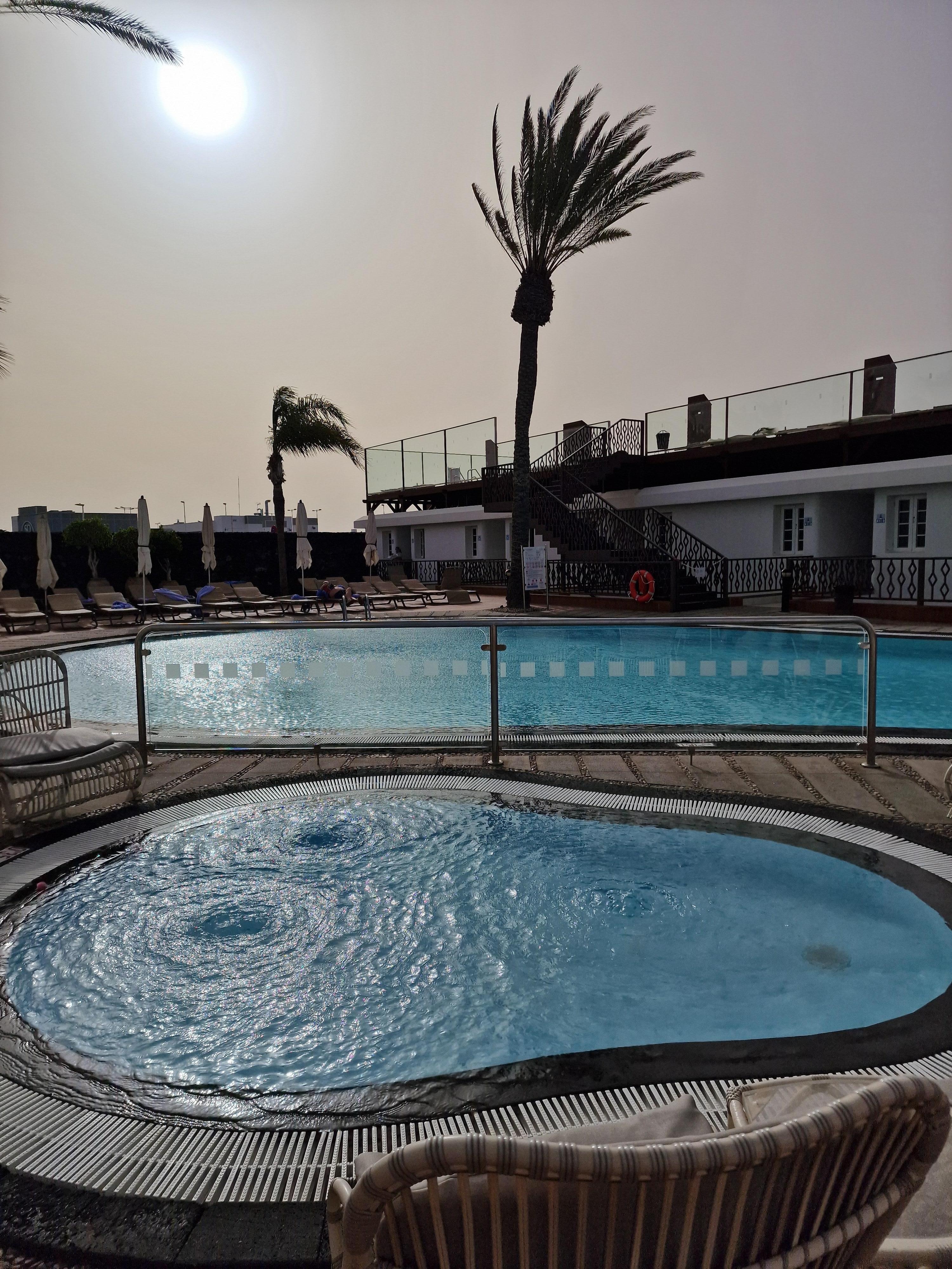 Ample swimming pool and sun loungers 