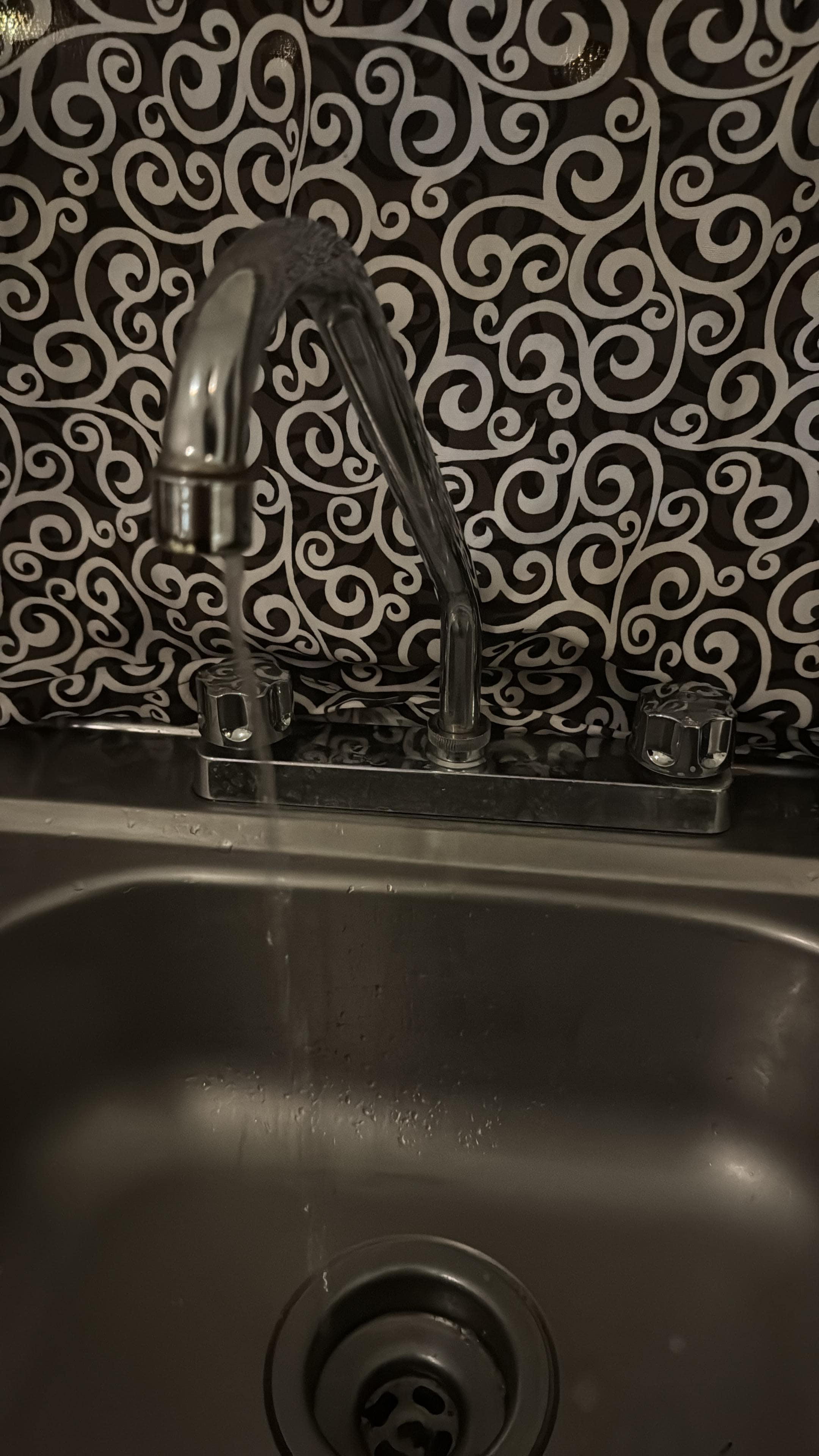 La presion casi nula del grifo del agua en el lava traste