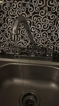 La presion casi nula del grifo del agua en el lava traste