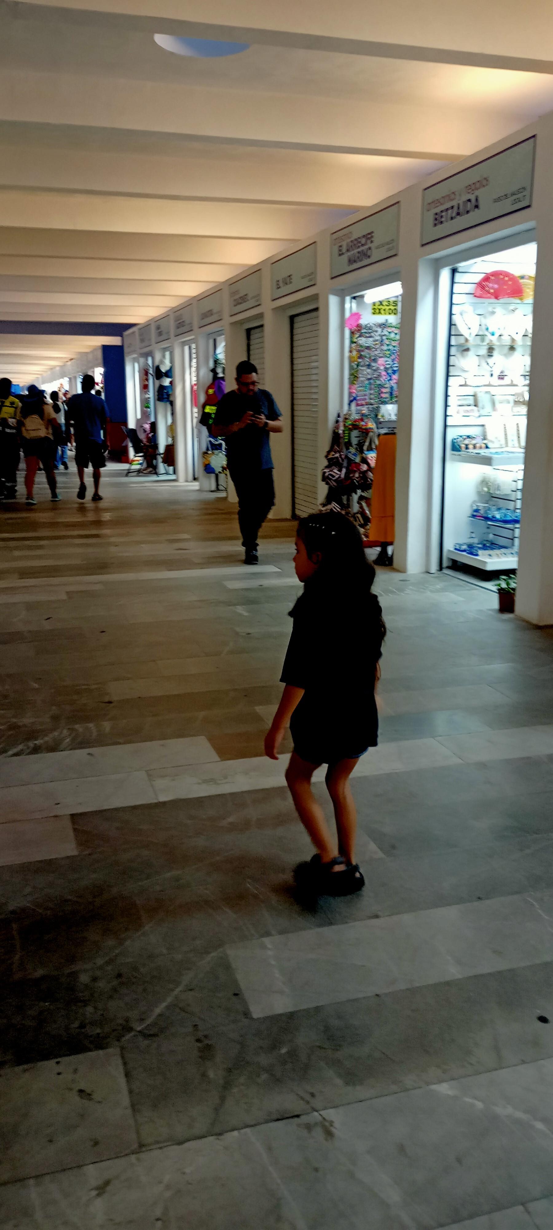 Viendo souvenirs en la zona remodelada del Malecón, que está cruzando la calle.
