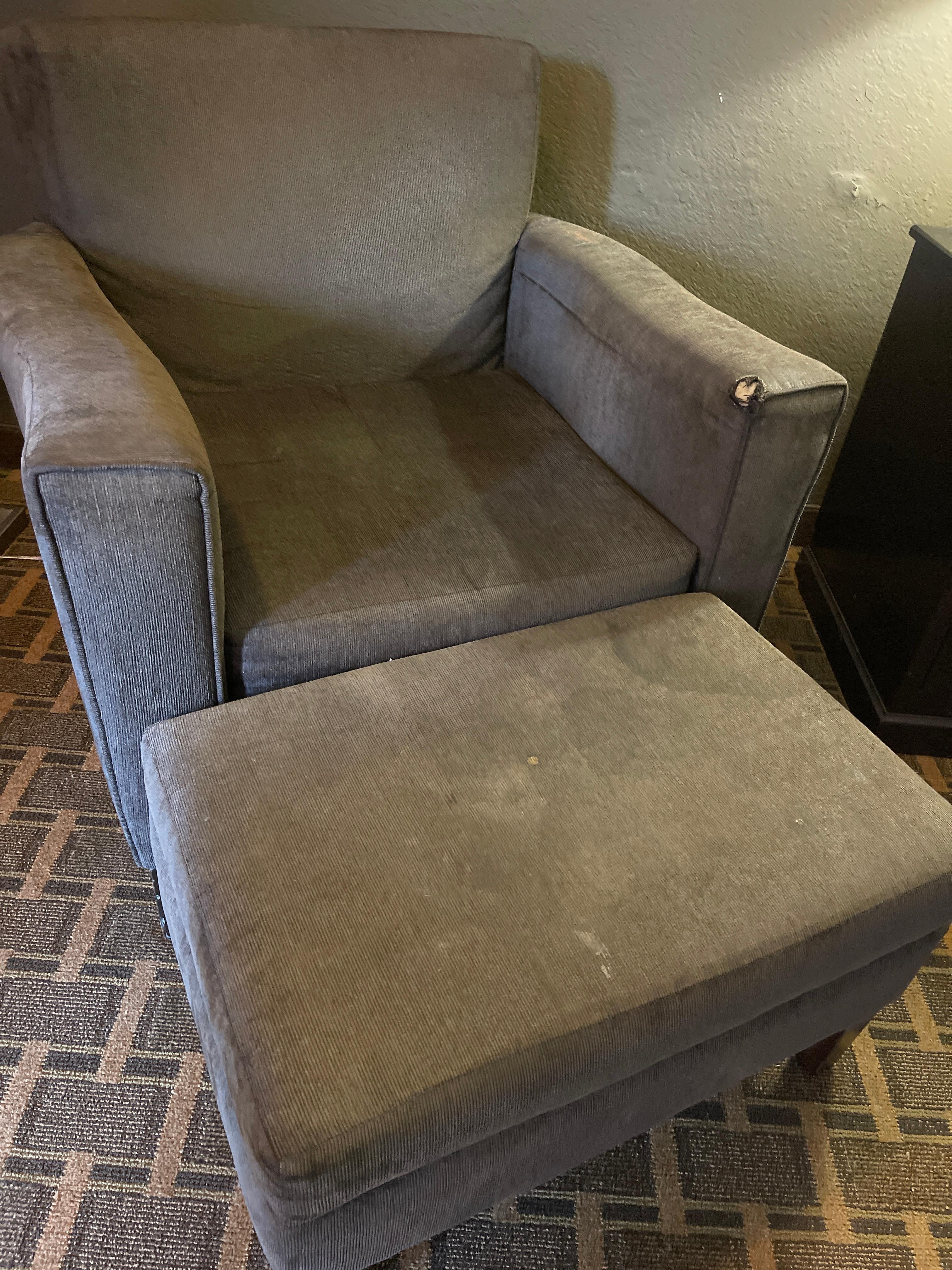 Muebles rotos y sucios en malas condiciones 