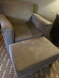 Muebles rotos y sucios en malas condiciones