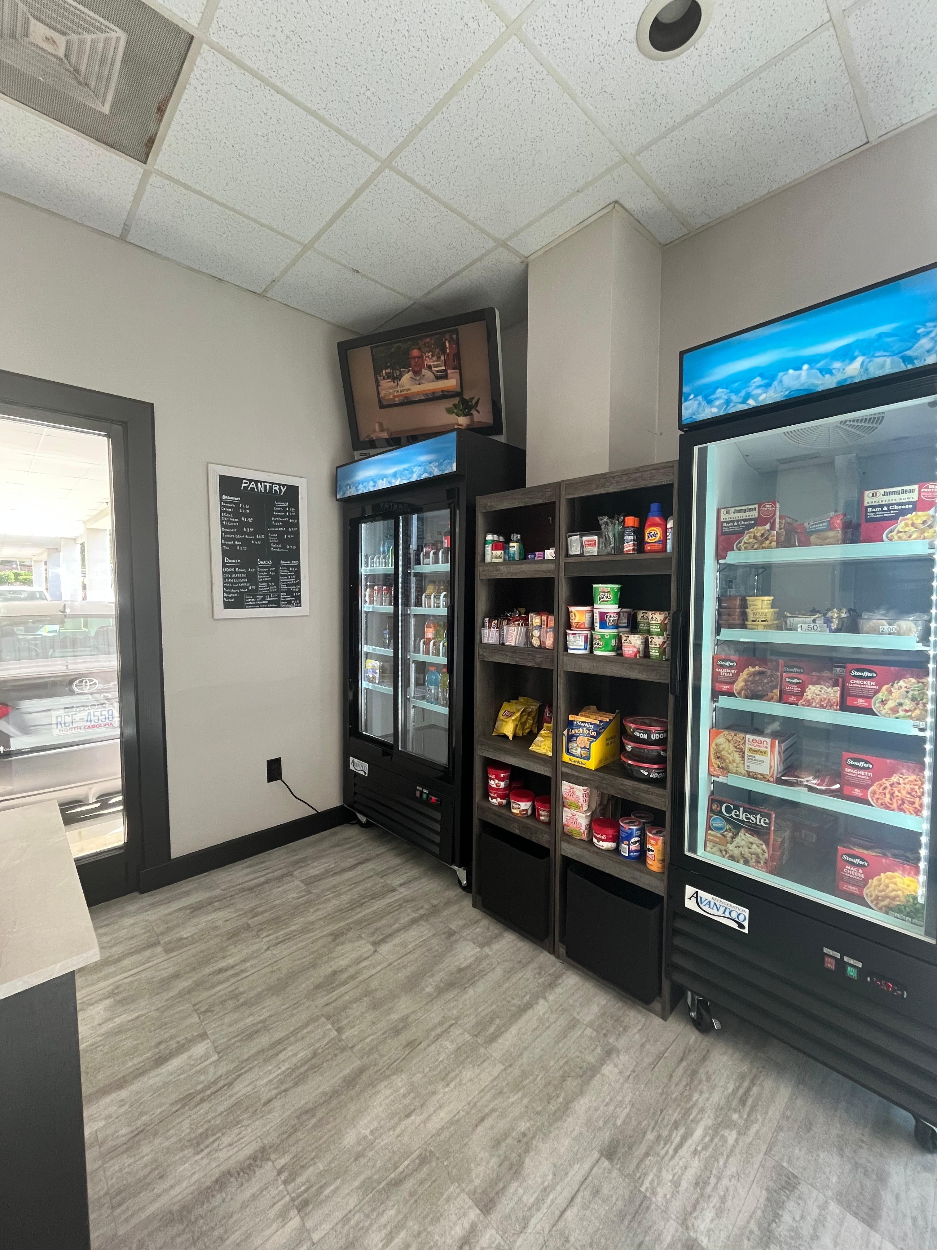 簡単な食事が買えます。冷凍食品もあり。