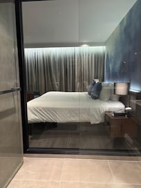 浴室是有簾子可以遮蔽不是全透明的啦~