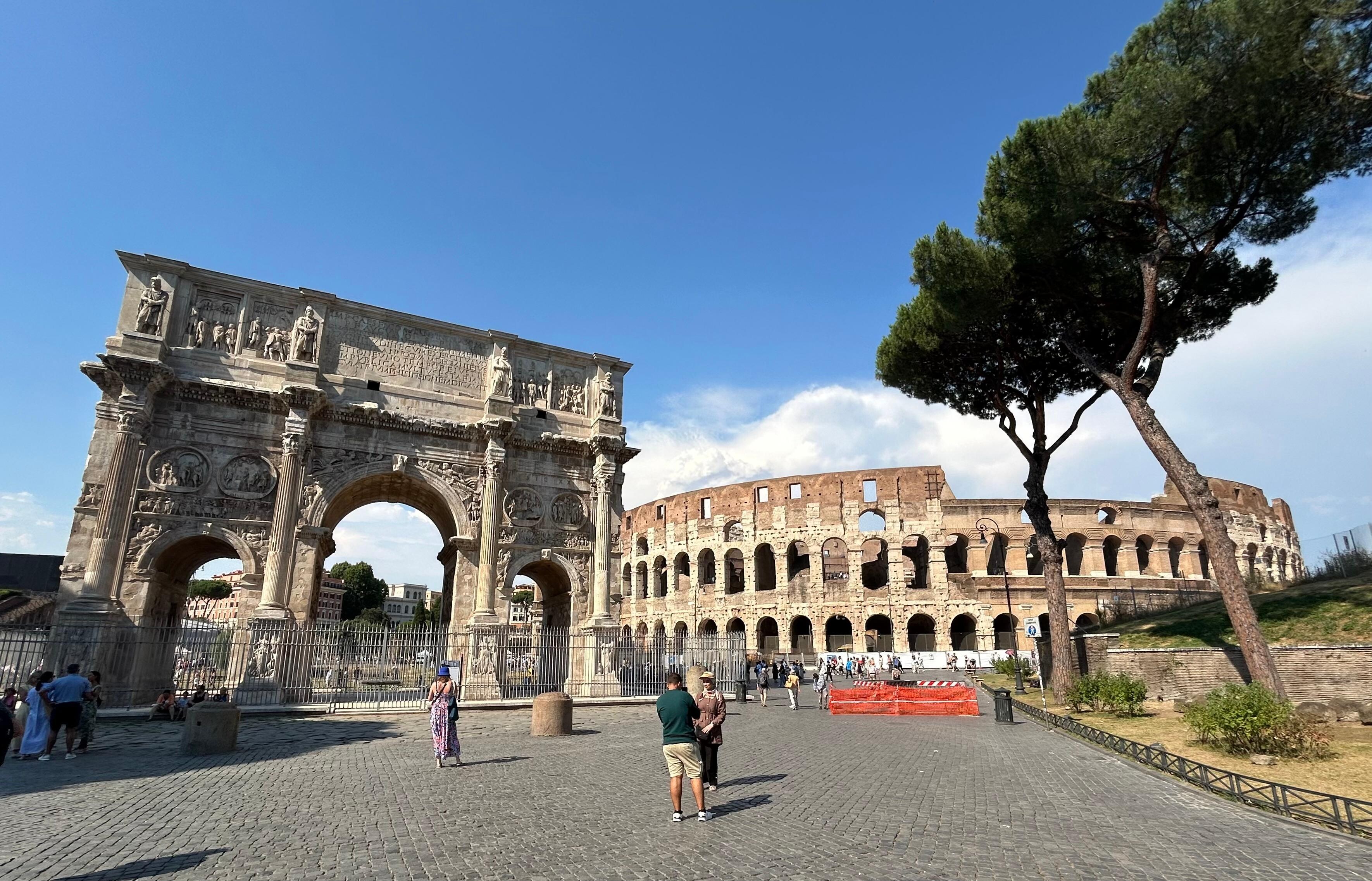 10-15 min walk to Colosseum 