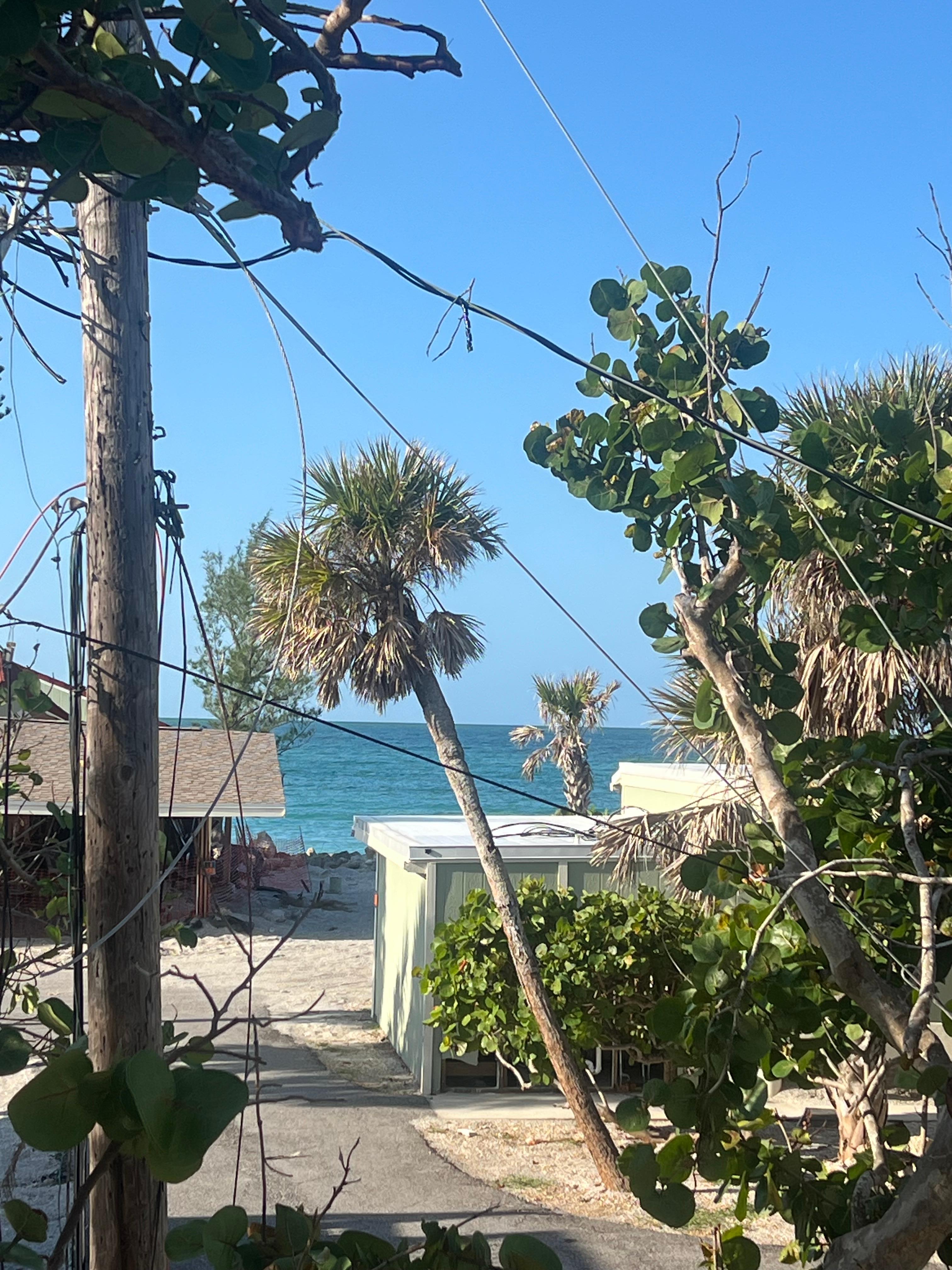 La vista desde la propiedad hacia la playa es excelente 