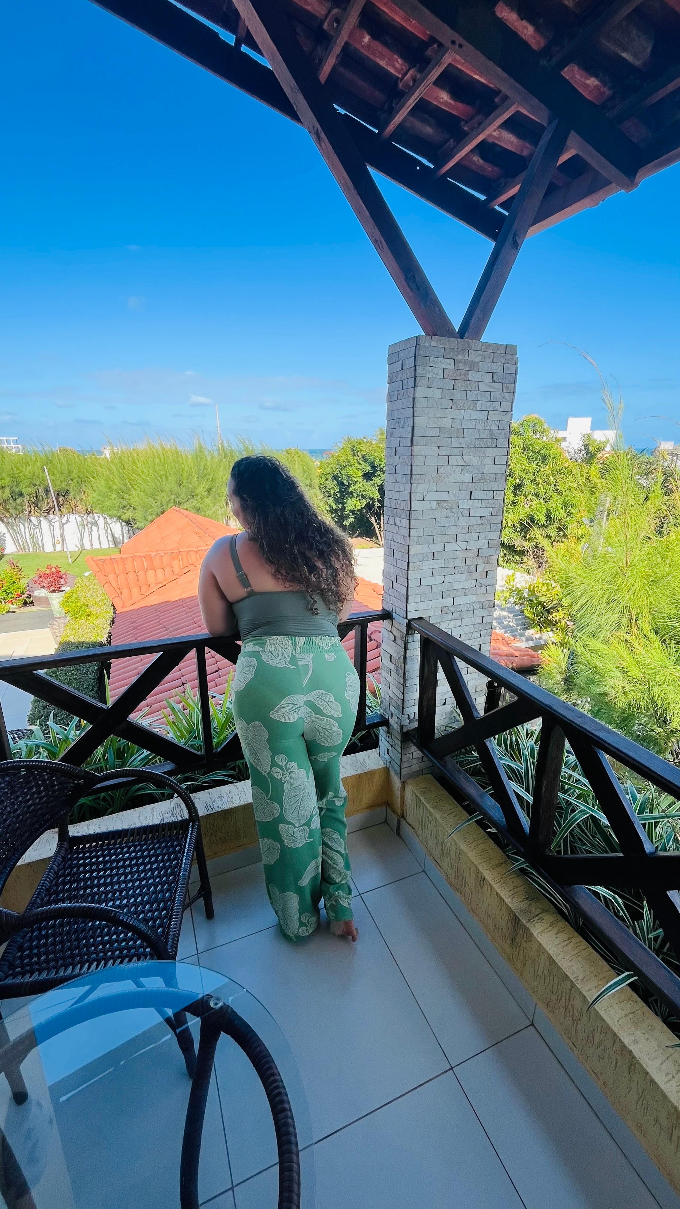 Uma varanda grande e de vista linda. 