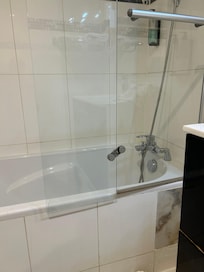 La vitre tombe Donc porte ne ferme pas resultat … prend ta douche rápidamente pour pas faire un lac ! Et plus de la pomme de douche inutilisable dans le fond du Bain …