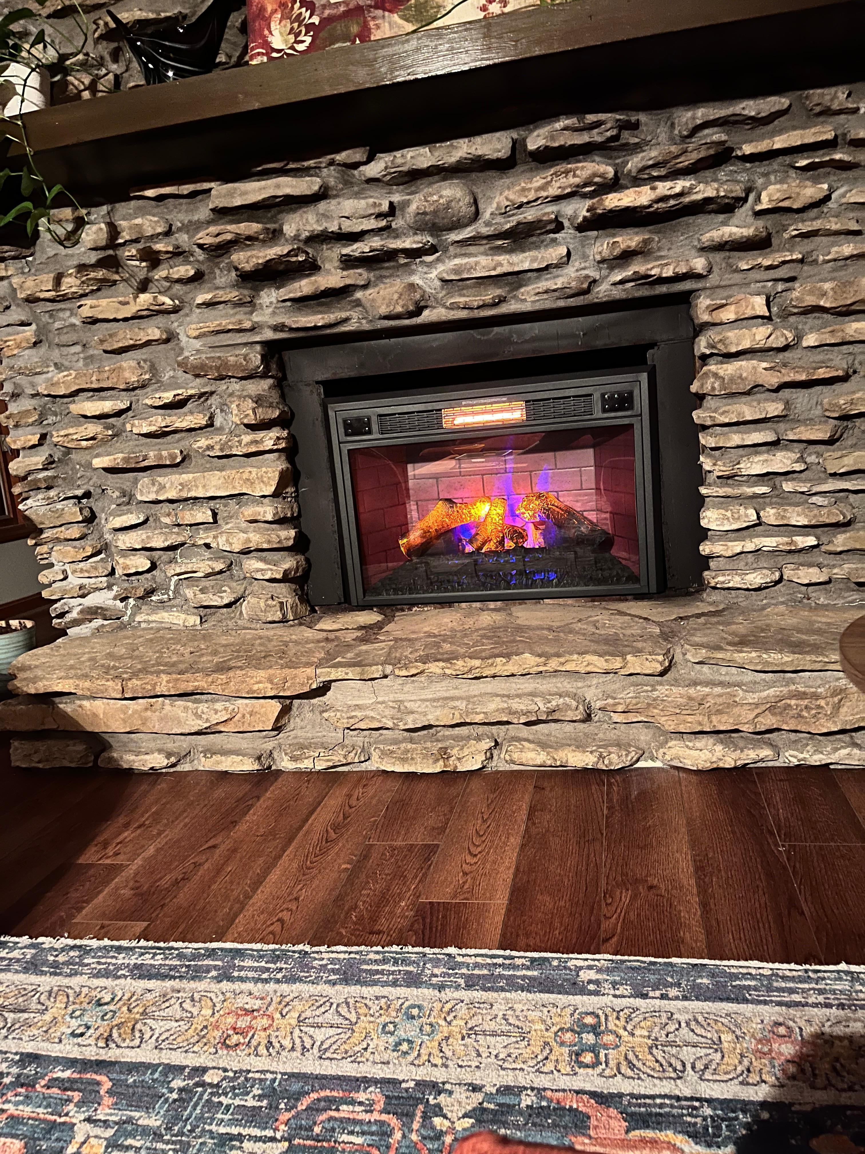 The fireplace in the living room with a remote - no hauling in firewood