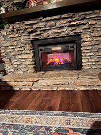 The fireplace in the living room with a remote - no hauling in firewood