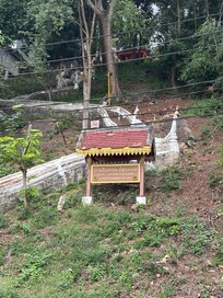 Walking distance to Phou Si