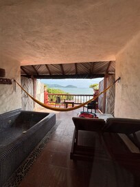 Jacuzzi en la habitación con una vista hermosa 😍