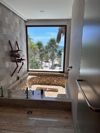 Bathtub/shower