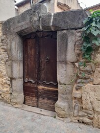 Porte ancienne dans joli village