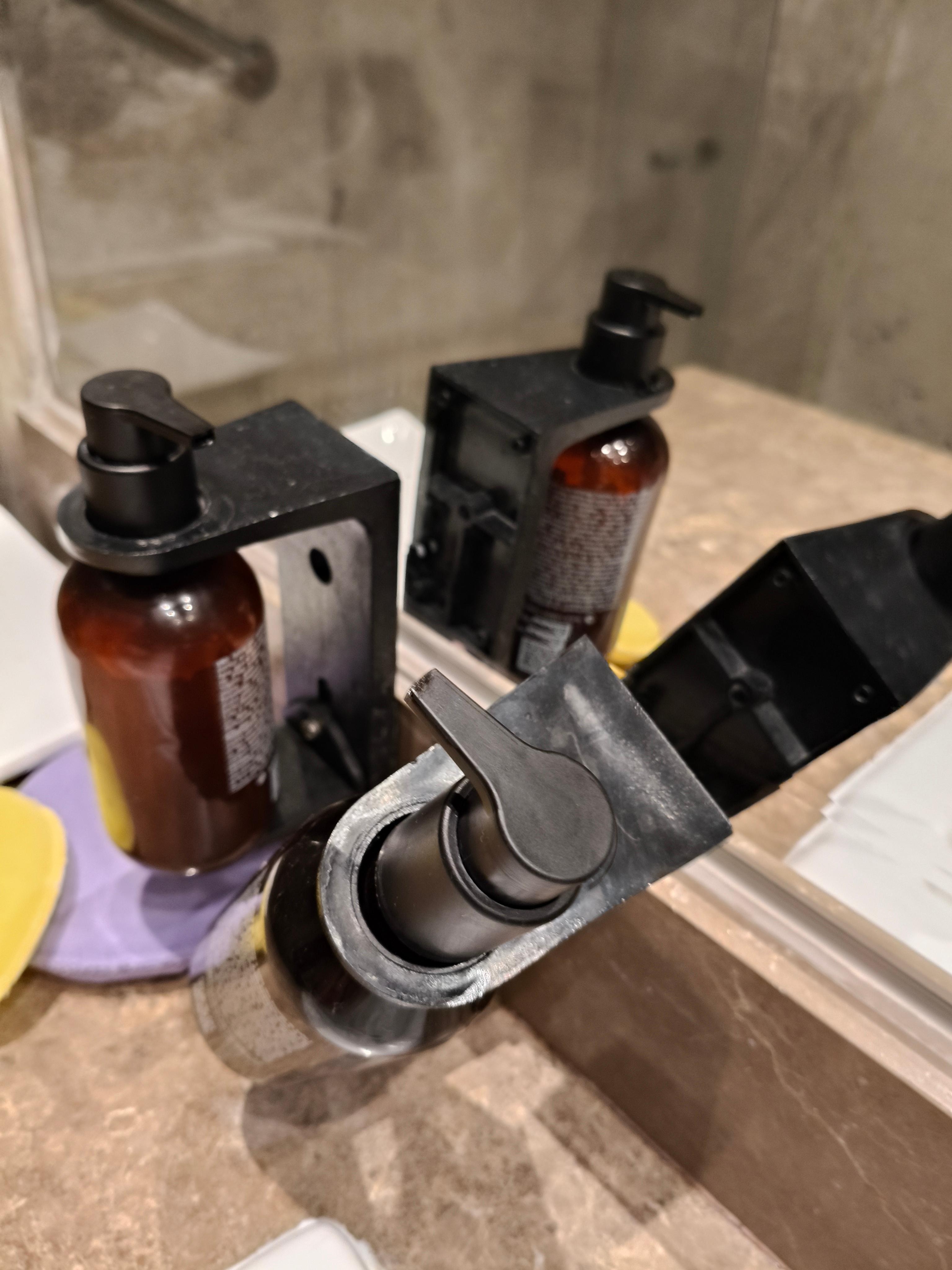 La parte del baño, donde te ponen jabón y crema, lo hicieron con una. "Solución ” que te hace difícil usarlo porque se gira, no está fijado porque está el espejo.
Cortinero roto :( 