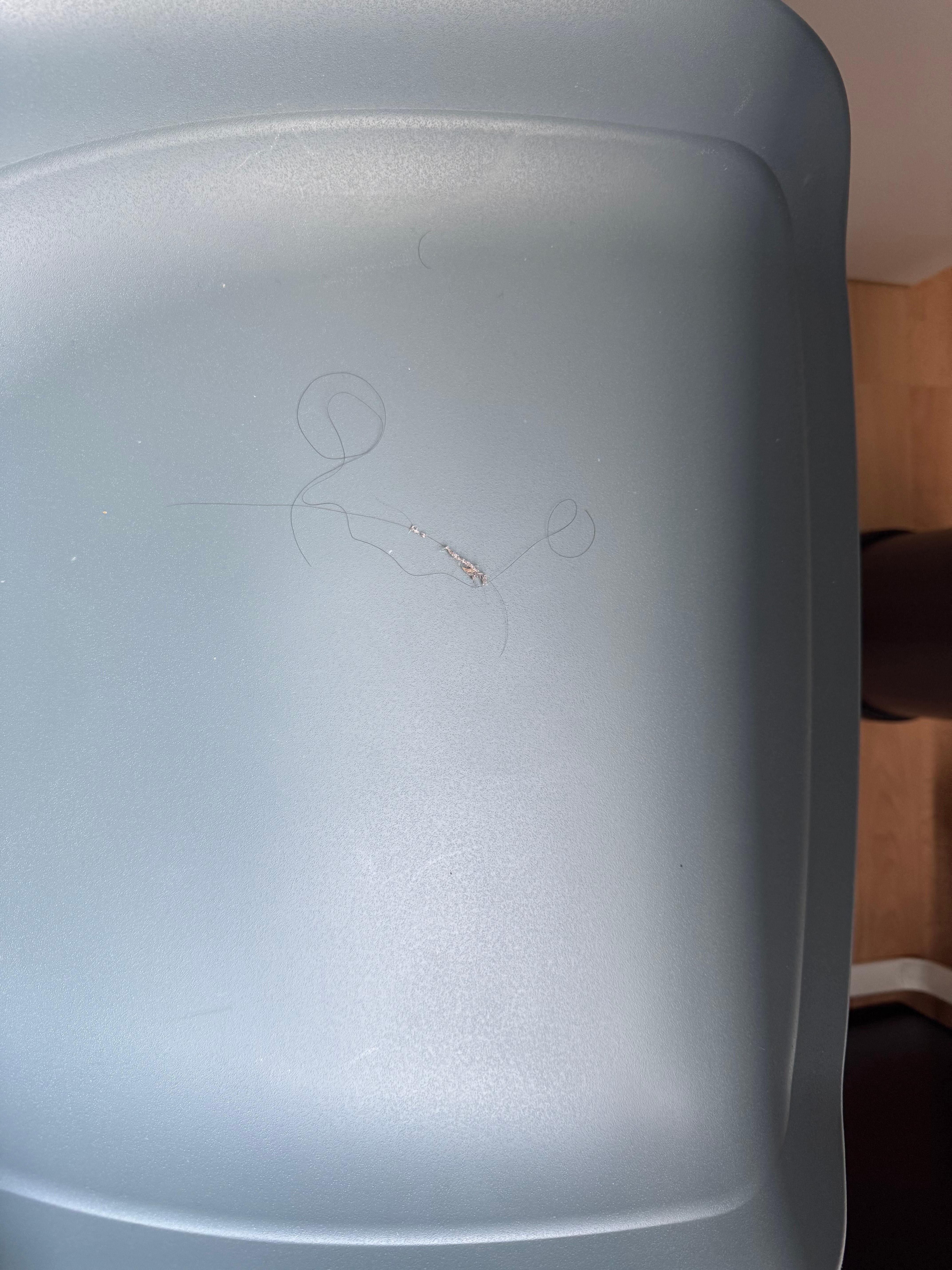 Tuolilla oli kasa hiuksia.