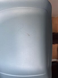 Tuolilla oli kasa hiuksia.