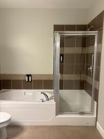 I like this separate bathtub and shower