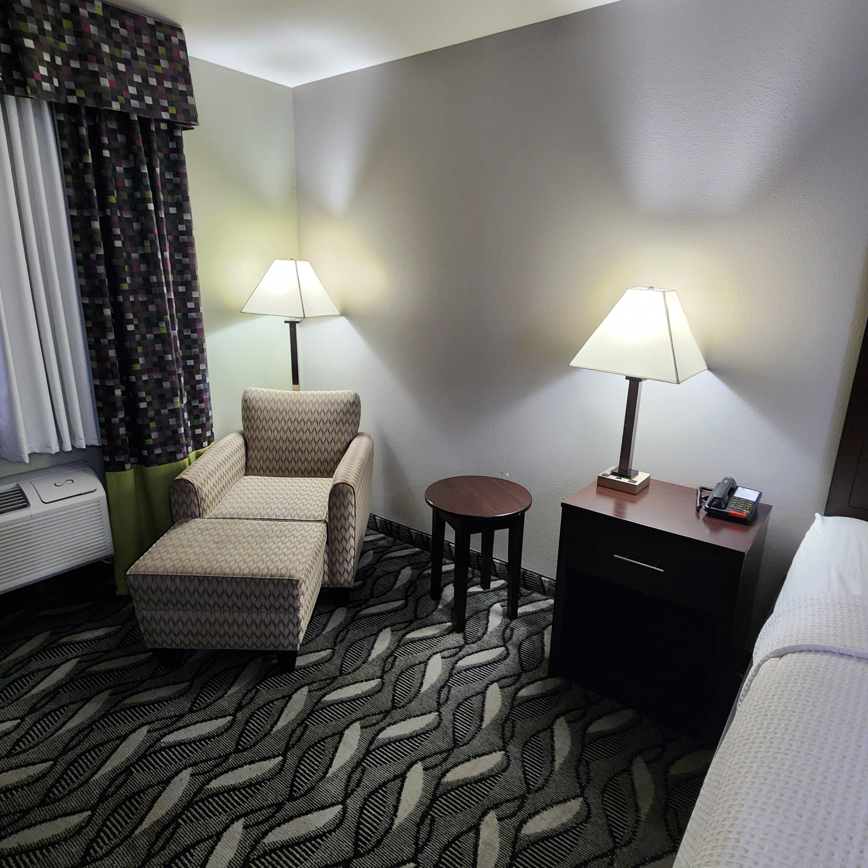 Good lighting, USB Chargers, Spacious room