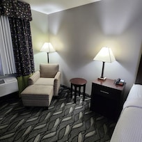 Good lighting, USB Chargers, Spacious room