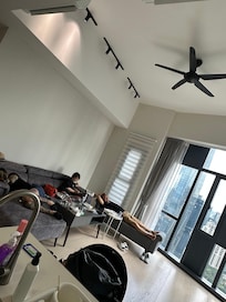 家族でお部屋でくつろぐ