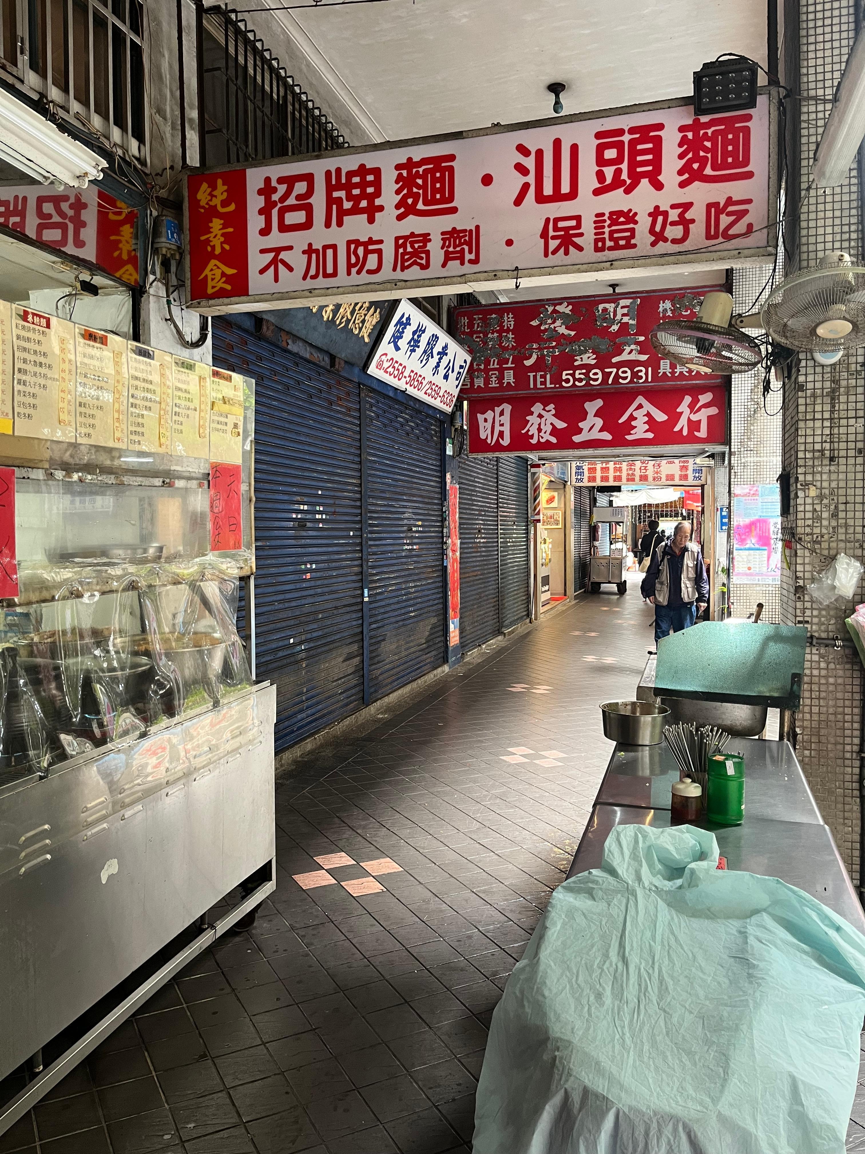 ホテル前の食堂🌇