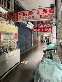 ホテル前の食堂🌇