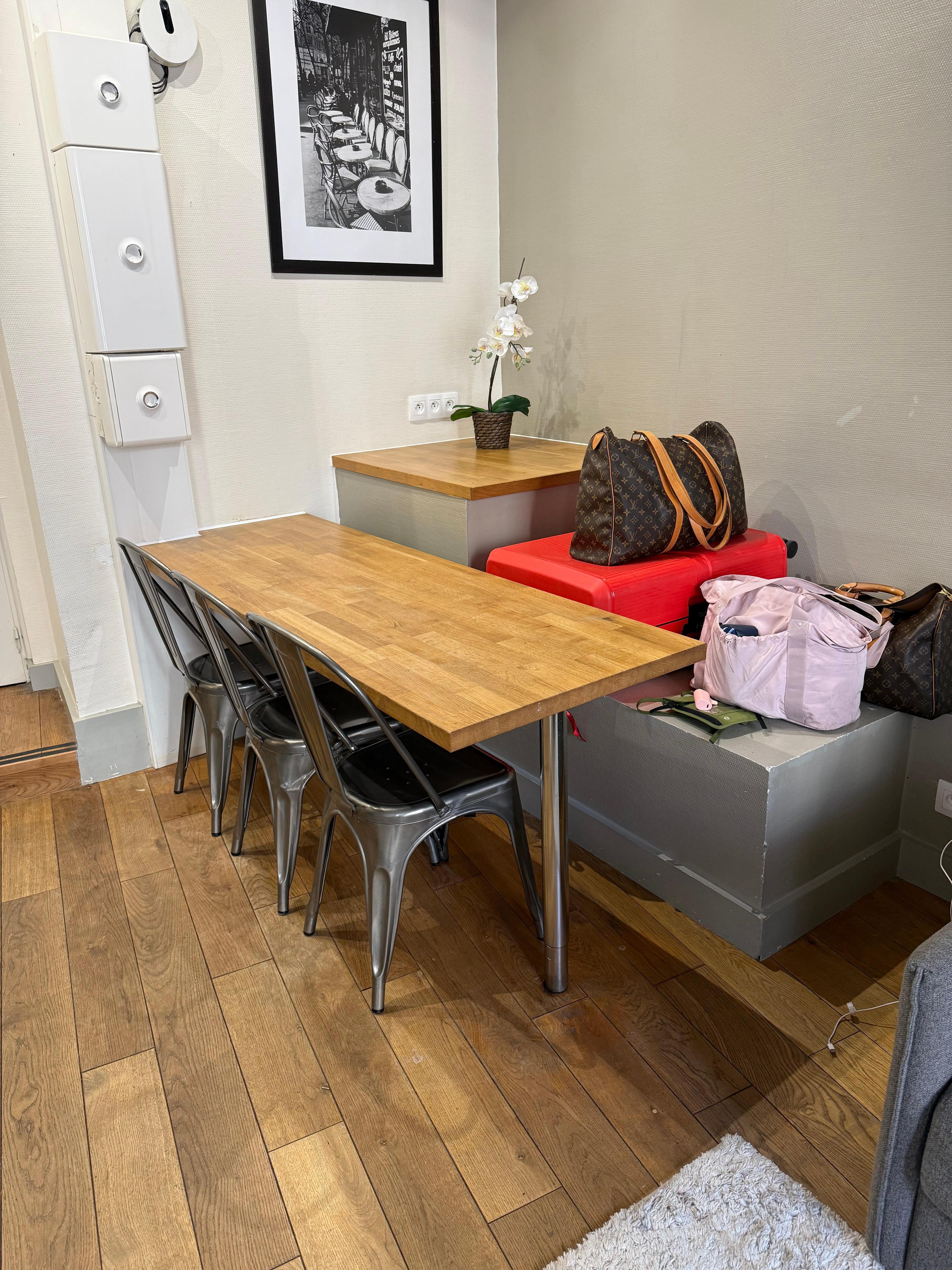 Kitchen table with 3 chairs, different table and chairs than the listing