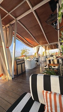 Pool deck area / restaurant
