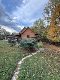 View of cabin from parking area. Guests take walkway to the lower level in back.