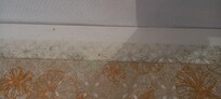 Plan de travail et miettes le long du mur
