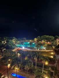 客室バルコニーからの眺め。夜はプールでLIVEをやっている。沖縄の歌が聞こえてきた。
